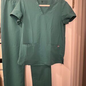 MARINE FIGS Three-Pocket Scrub Top